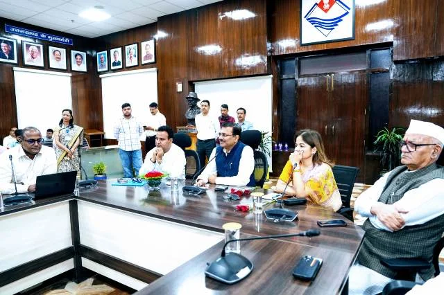 आनंद बर्द्धन ने विद्यार्थियों से किया संवाद, साझा किए अपने अनुभव