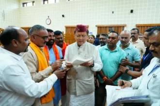 जनसमस्याओं के समाधान को लेकर सीएम धामी से लोगों ने की मुलाकात