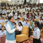युवा विद्यार्थी संवाद में 17 विद्यालयों के छात्रों ने सीएम धामी के साथ किया संवाद