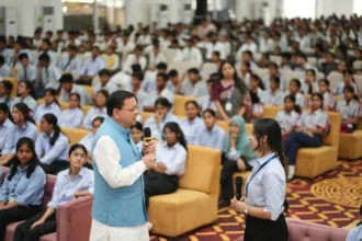 युवा विद्यार्थी संवाद में 17 विद्यालयों के छात्रों ने सीएम धामी के साथ किया संवाद