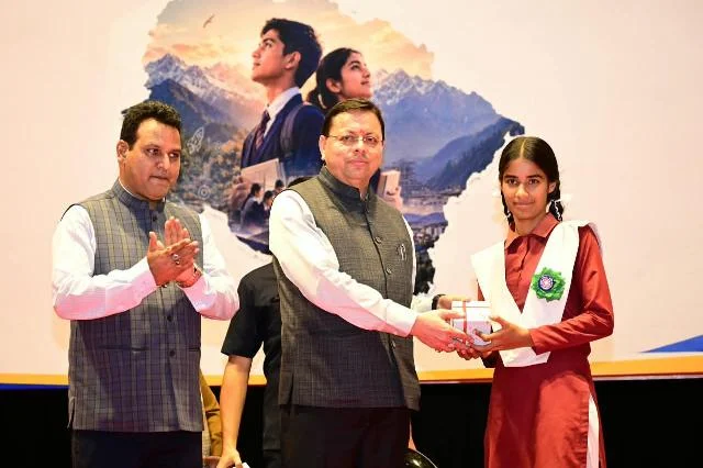 युवाओं के विचारों और भविष्य की परिकल्पनाओं से रूबरू हुए मुख्यमंत्री धामी