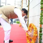 सीएम धामी ने शहीदों के बलिदान को किया नमन, अर्पित की पुष्पांजलि