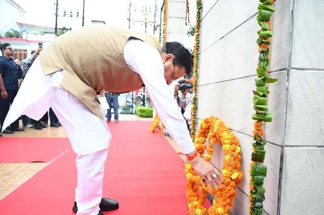 सीएम धामी ने शहीदों के बलिदान को किया नमन, अर्पित की पुष्पांजलि