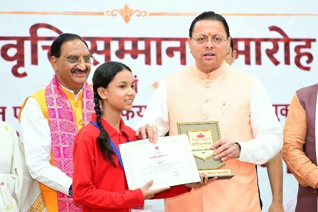 सीएम धामी ने सम्मानित शिक्षकों और विद्यार्थियों को दी शुभकामनाएं