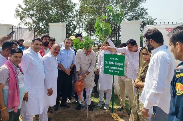 सेवा संकल्प अभियान के दौरान गंगवा ने पौधारोपण कर पर्यावरण संरक्षण का किया आह्वान