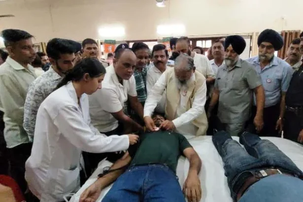 रक्तदान करने वाले प्रत्येक व्यक्ति को 1100 रुपये देने की घोषणा - विज