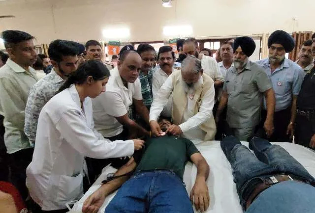 रक्तदान करने वाले प्रत्येक व्यक्ति को 1100 रुपये देने की घोषणा - विज