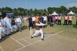 ‘नमो क्रिकेट लीग’ में खिलाड़ियों के बीच पहुंचे सीएम धामी